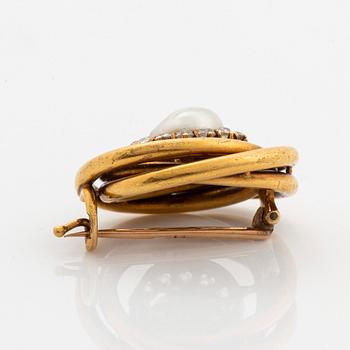 A 14K gold brooch set with a pearl and old-cut diamonds.