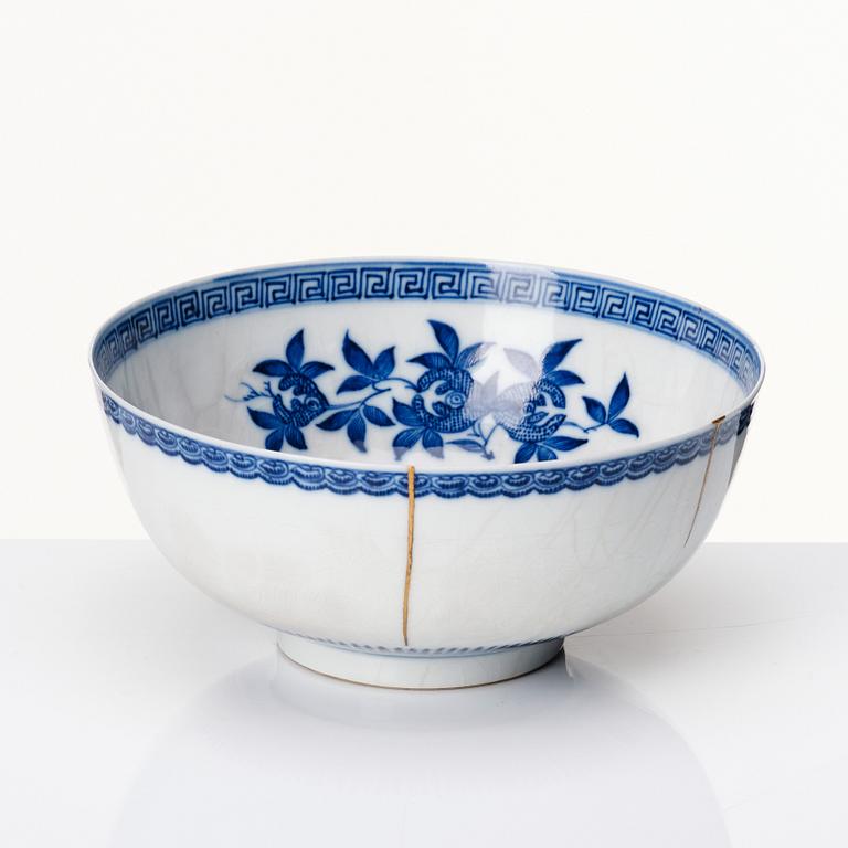 Skål, porslin. Qing dynastin, Yongzheng (1723-35), Chenghuas sex karaktärers märke.