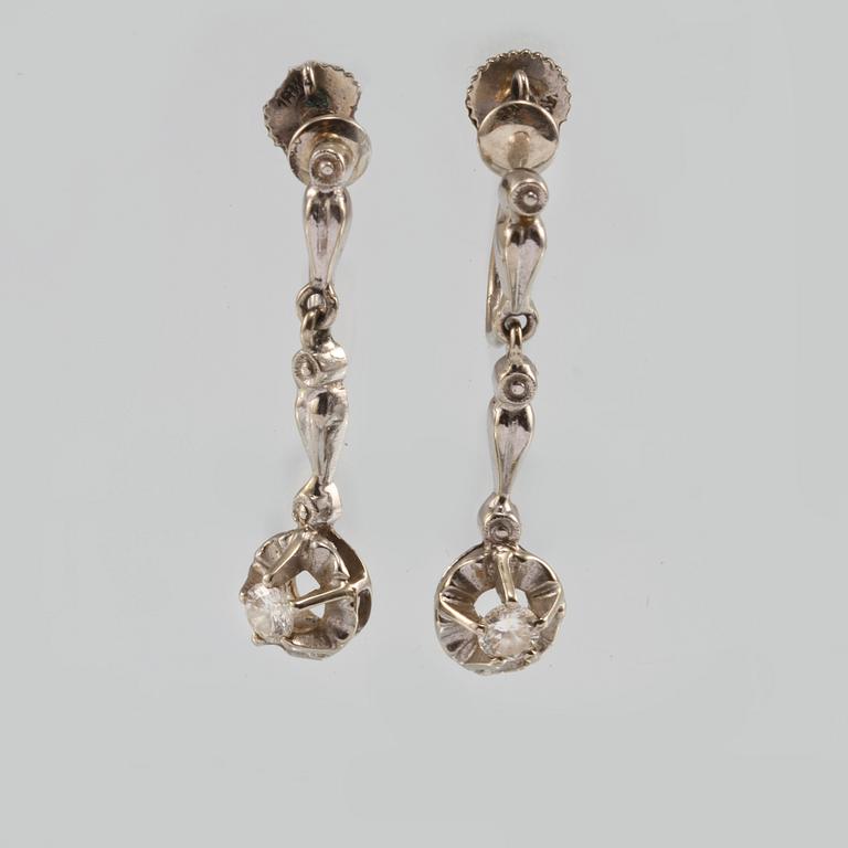 ÖRHÄNGEN, 18K vitguld med 2 briljantslipade diamanter, importstämplade. Vikt 3,4 gram.