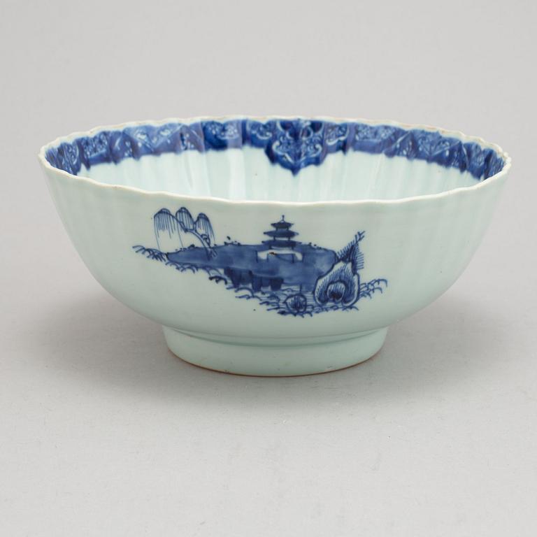 Bålskål, porslin. Qingdynastin, Qianlong (1736-95).