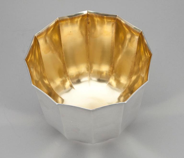 SKÅL, sterling silver, Ateljer Borgila, Stockholm 1968. Vikt 470 g.