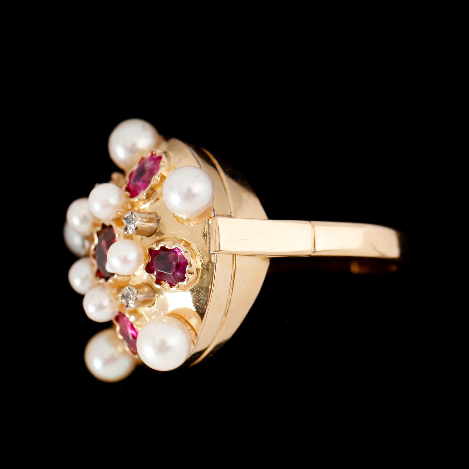 RING, 18 k, guld, med briljantslipade diamanter, rubiner och pärlor. Total vikt ca 9 g.