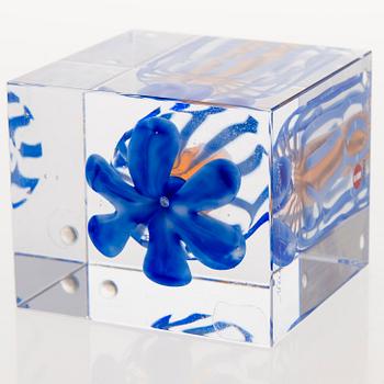 OIVA TOIKKA, ANNUAL CUBE, glass, signed Oiva Toikka Nuutajärvi 2004, numbered 52/2000.