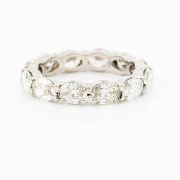 Ring, full eternity band in 18K white gold with oval-cut diamonds.