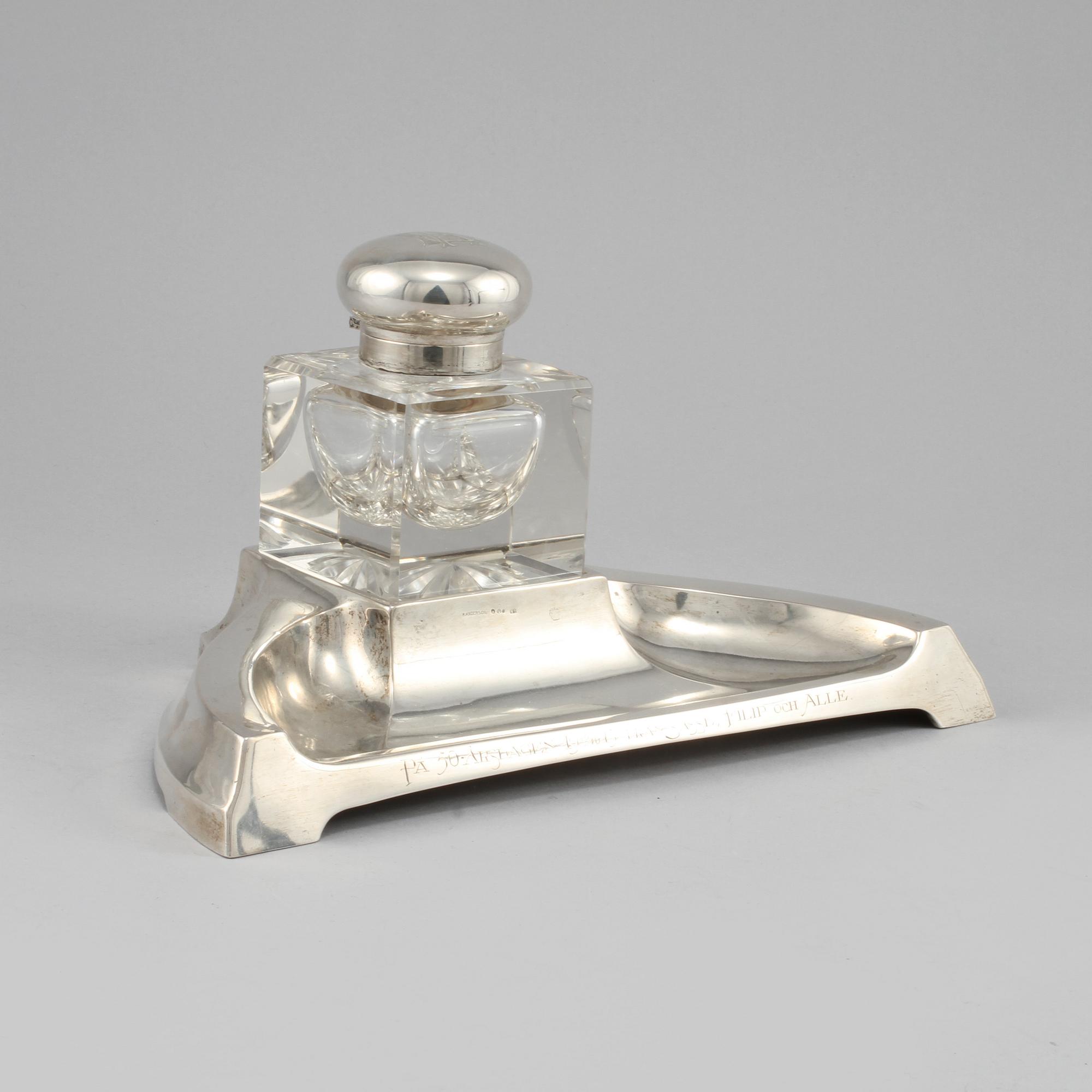 SKRIVBORDSGARNITYR, silver och glas, K. Andersson, Göteborg, 1915.