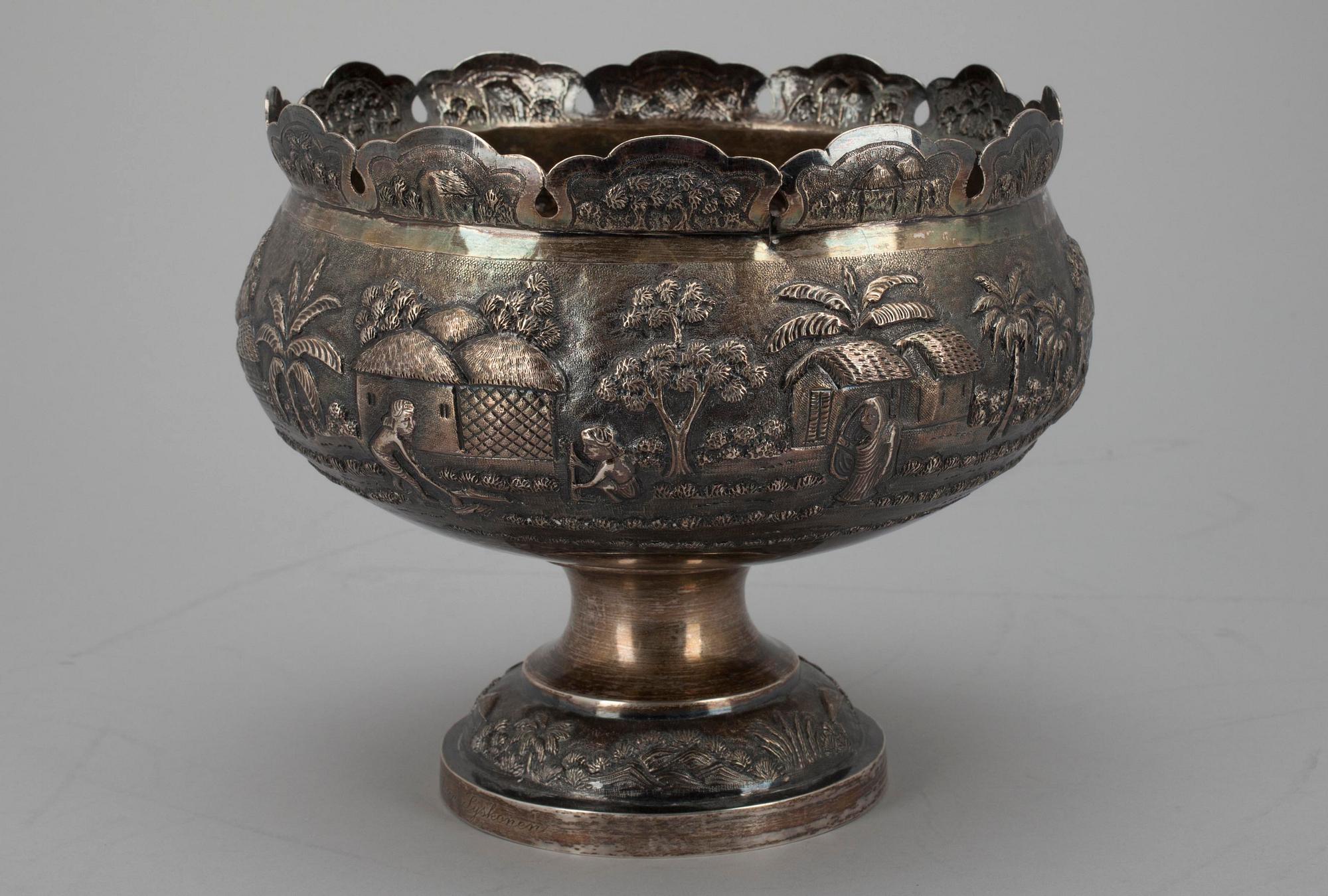 SKÅL, österländskt silver. Vikt 474 g.