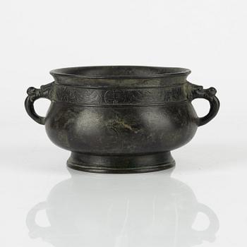 A bronze censer, late Qing dynasty.