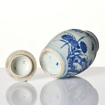 A blue and white jar, and a dish Tianqi/Chongzhen, mid 17th century.