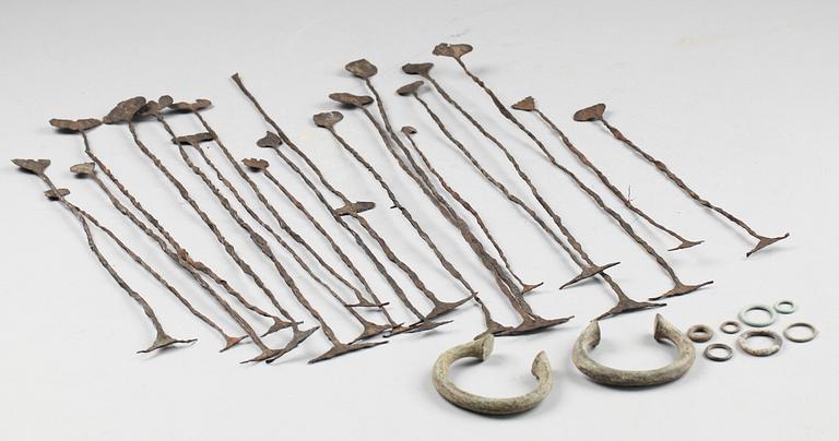 PARTI PRIMITIVA MYNT, metall, c:a 25 delar.