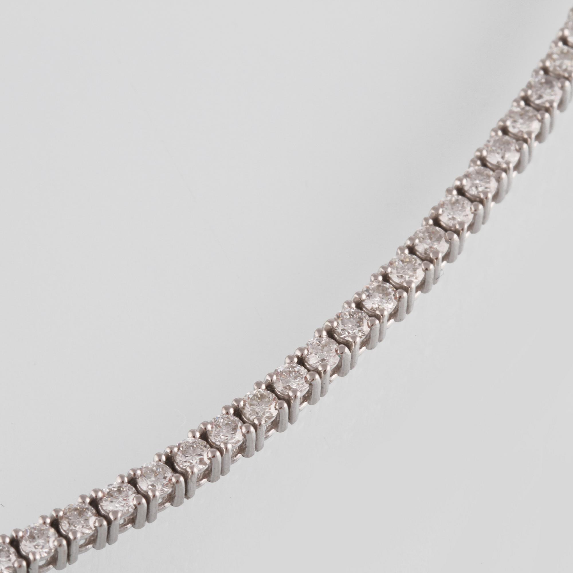 ARMBAND, 18K vitguld med briljantslipade diamanter ca 3.10 ct. Vikt 9,4 gram.