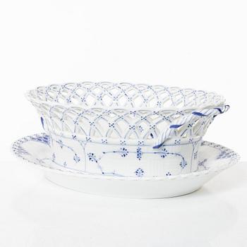 Royal Copenhagen, a 'Musselmalet' / 'Blue Fluted' porcelain bowl and a dish, Denmark 1889-1922.
