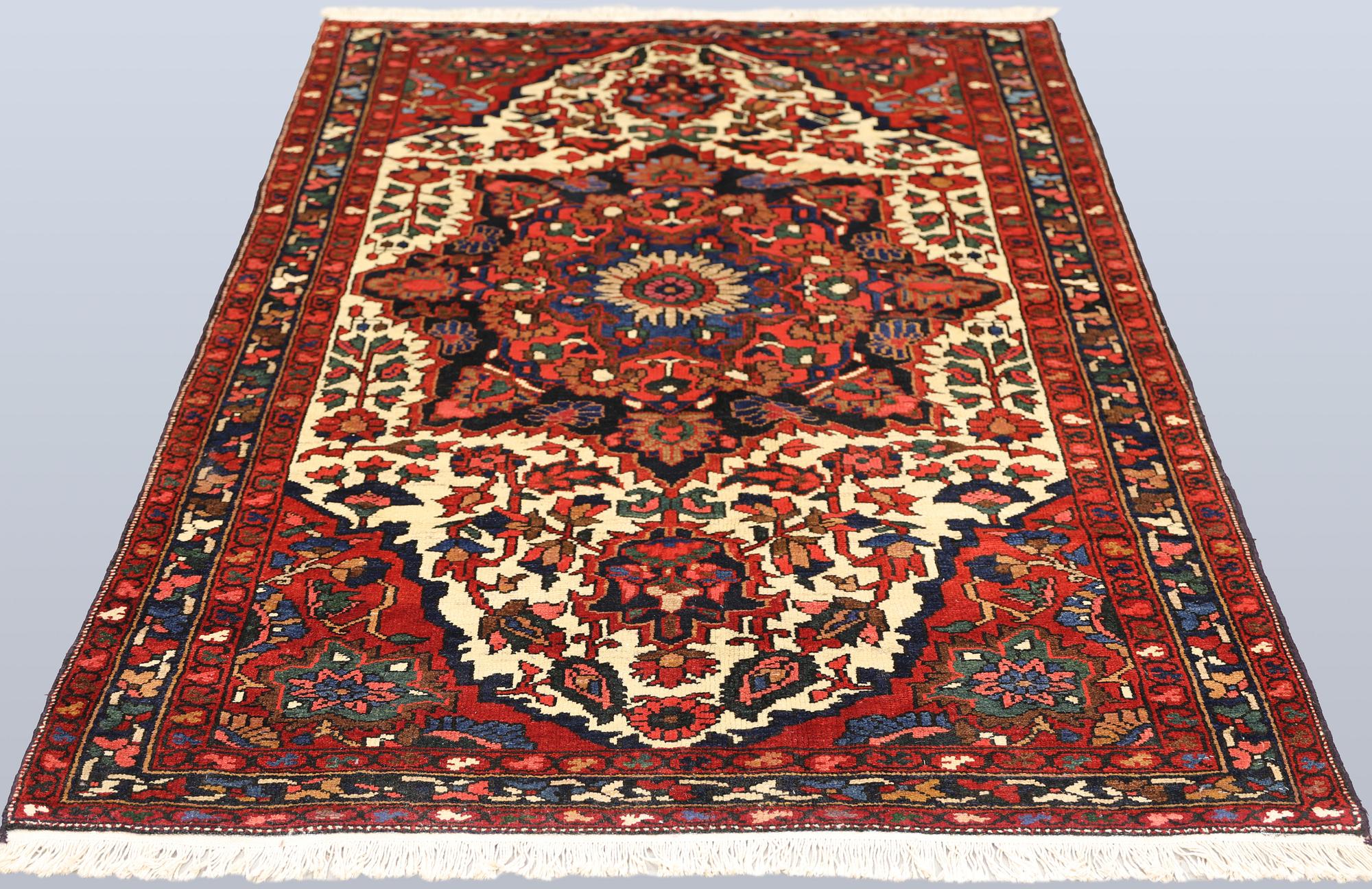 A semi-antique Bakhtiari carpet, approx. 201 x 133 cm.