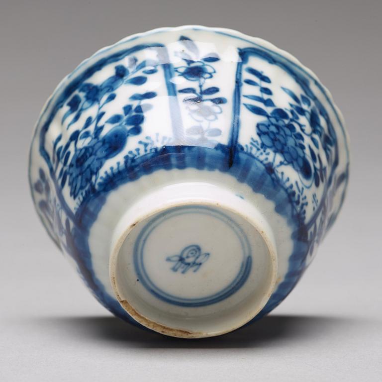 Seven matched blue and white cups with four dishes, Qing dynasty, Kangxi (1662-1722).