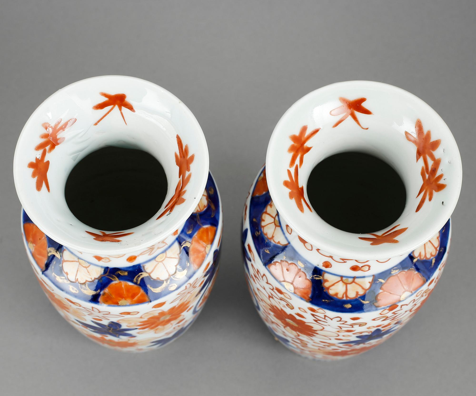 VASER, ett par, porslin, Japan, sen Mejiperiod.
