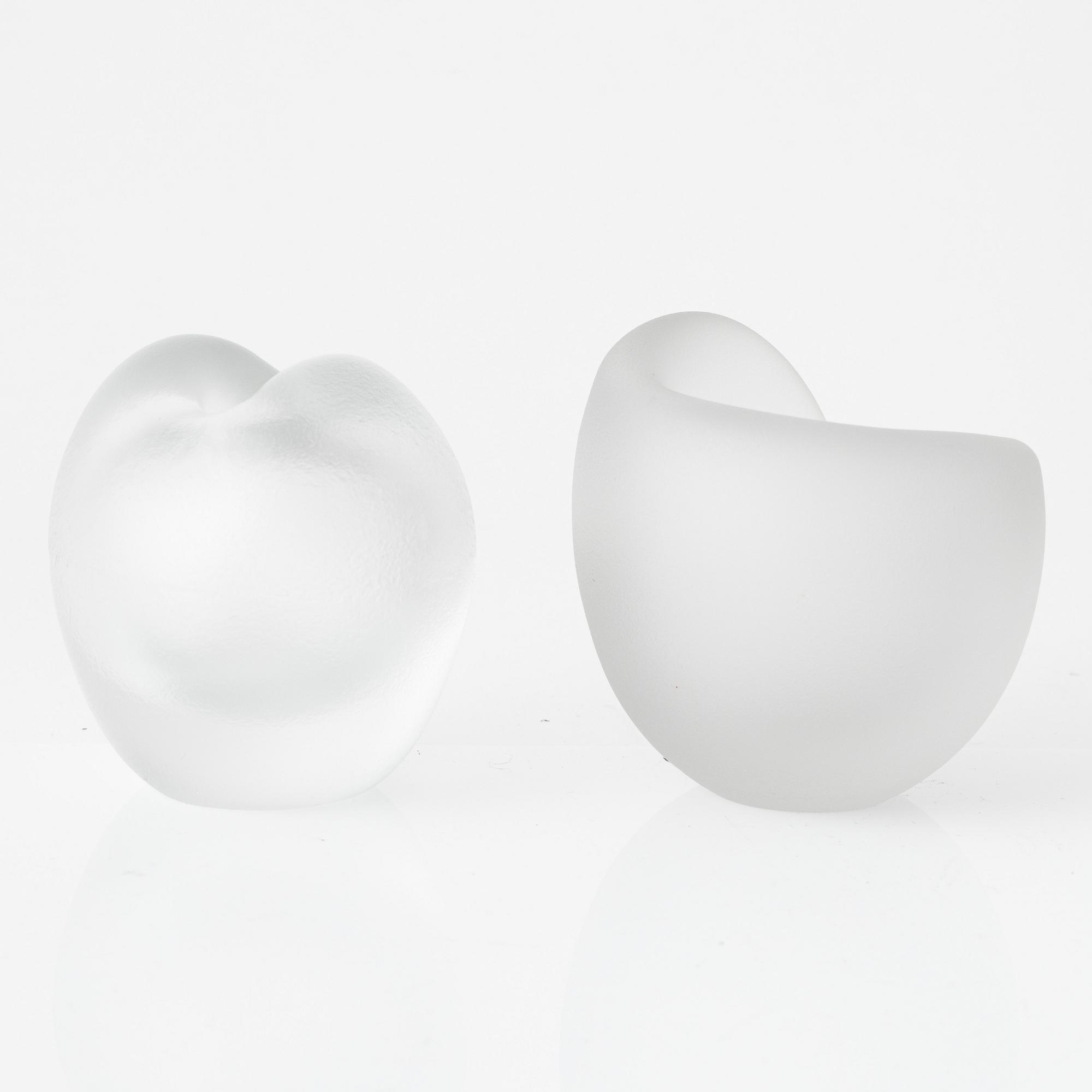 Timo Sarpaneva. A pair of glass objects, whereof one signed Timo Sarpaneva, Iittala -66.