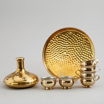 BRICKA, MUGGAR, 14 st, Skultuna samt SKEPPSKARAFF, mässing, 1900-talets andra hälft.