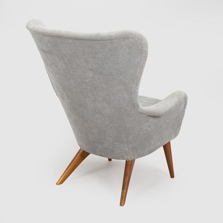 A mid-20th century armchair.