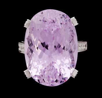 979. A kunzite, 31.38 cts, and brilliant cut diamond ring, tot. 1.15 cts.