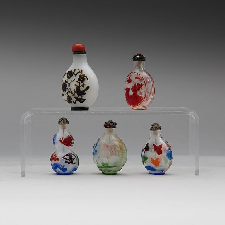 A group of five peking glass snuff bottles, Kina, 1900-talets början.