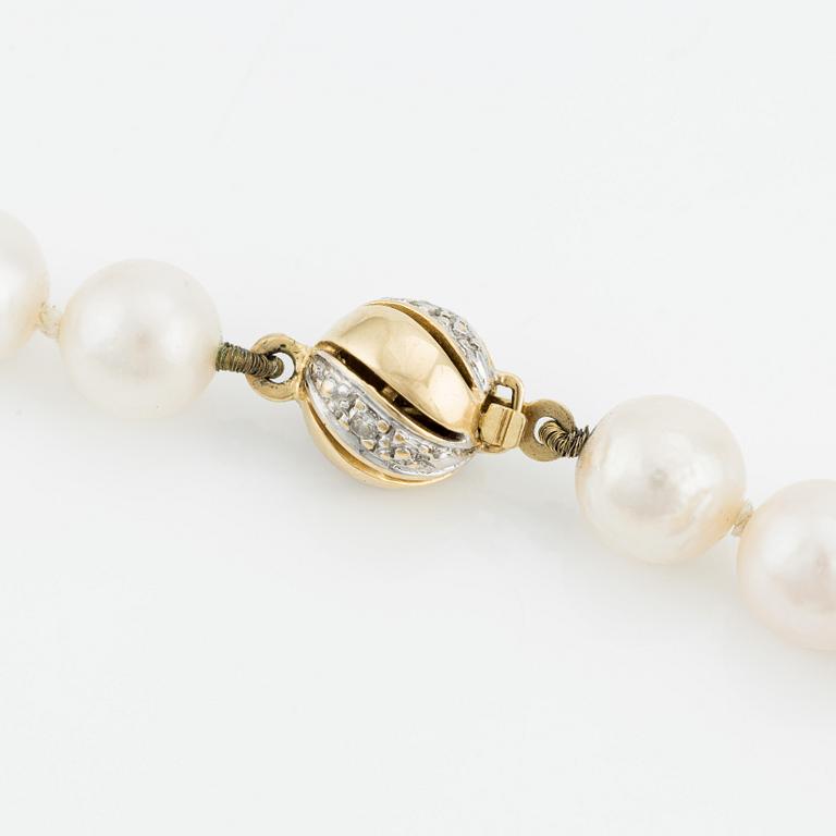 Collier & armband, odlade pärlor med lås 18K guld och små diamanter.