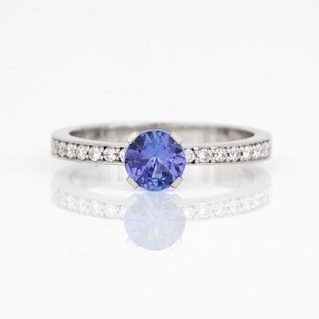 RING, Med fasettslipad tanzanit ca 0.70 ct och diamanter totalt ca 0.17 ct.