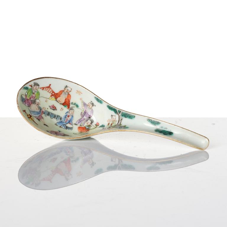 A Chinese porcelain dish and a spoon, late Qing dynasty / around 1900.
