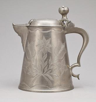 SKÄNKKANNA samt LJUSSTAKE, tenn, bla Fredrik Johan Werrenrath, Lund. 1800-tal.