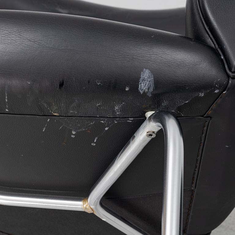 Hans J. Wegner, fåtölj med fotpall, "Ox Chair", EJ-100, Erik Jørgensen Møbelfabrik A/S, Svendborg, Danmark.