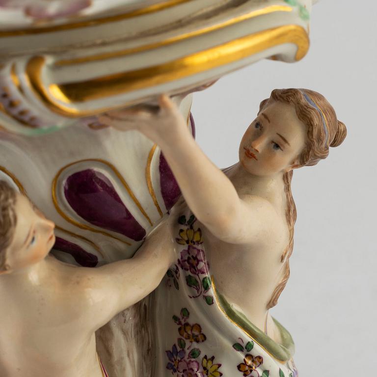 A Meissen footed chesnut basket, circa 1900.