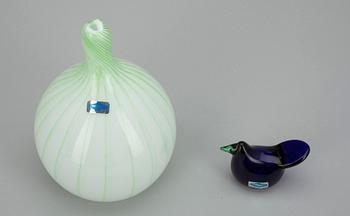 FLASKA, samt FIGURIN, glas, signerade Oiva Toikka, Nötsjö, 1900-talets slut.