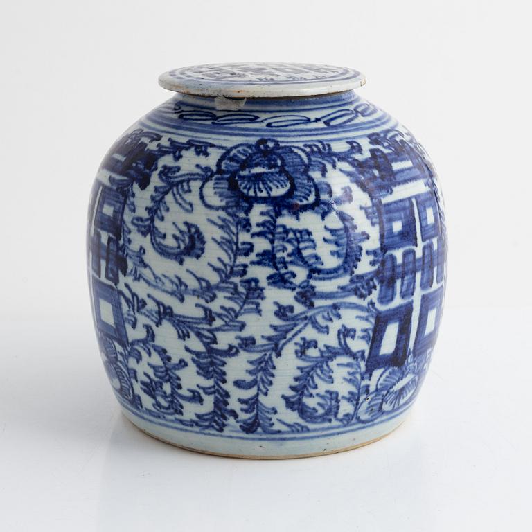 A blue and white porcelain ginger jar, China, late Qing dynasty, around 1900.