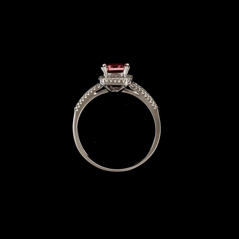 RING, 14k vitguld med rektangulär ljusrosa turmalin ca1,36ct och diamanter tot ca0,20ct.
