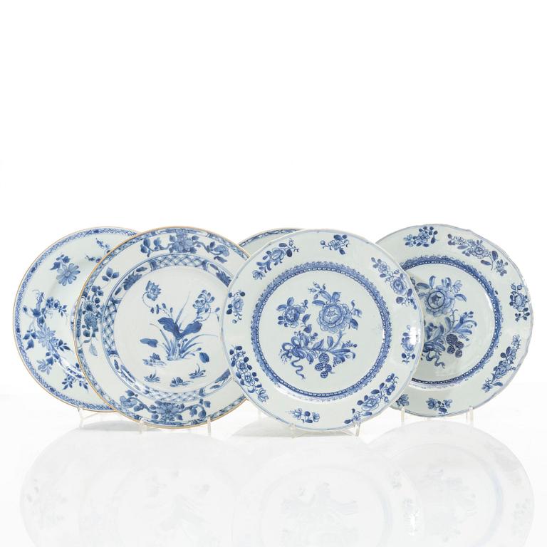 A set of five blue and white dinner plates, Qing dynasty, Qianlong (1736-95).