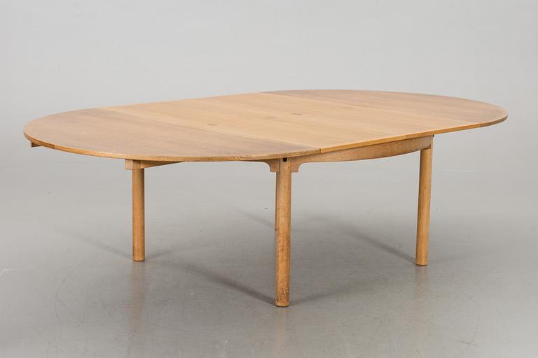 A BÖRGE MOGENSEN TABLE AND 6 OAK CHAIRS+ STOOL.