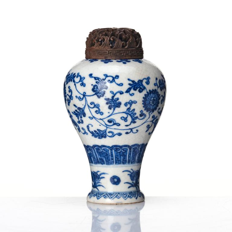 Miniatyrvas, porslin. Kina, Qingdynastin, 1700-tal.