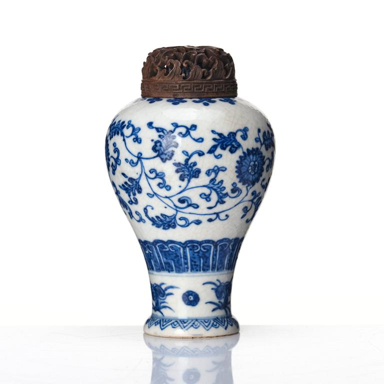 A Chinese blue and white miniature vase, Qing dynasty, 18th century.