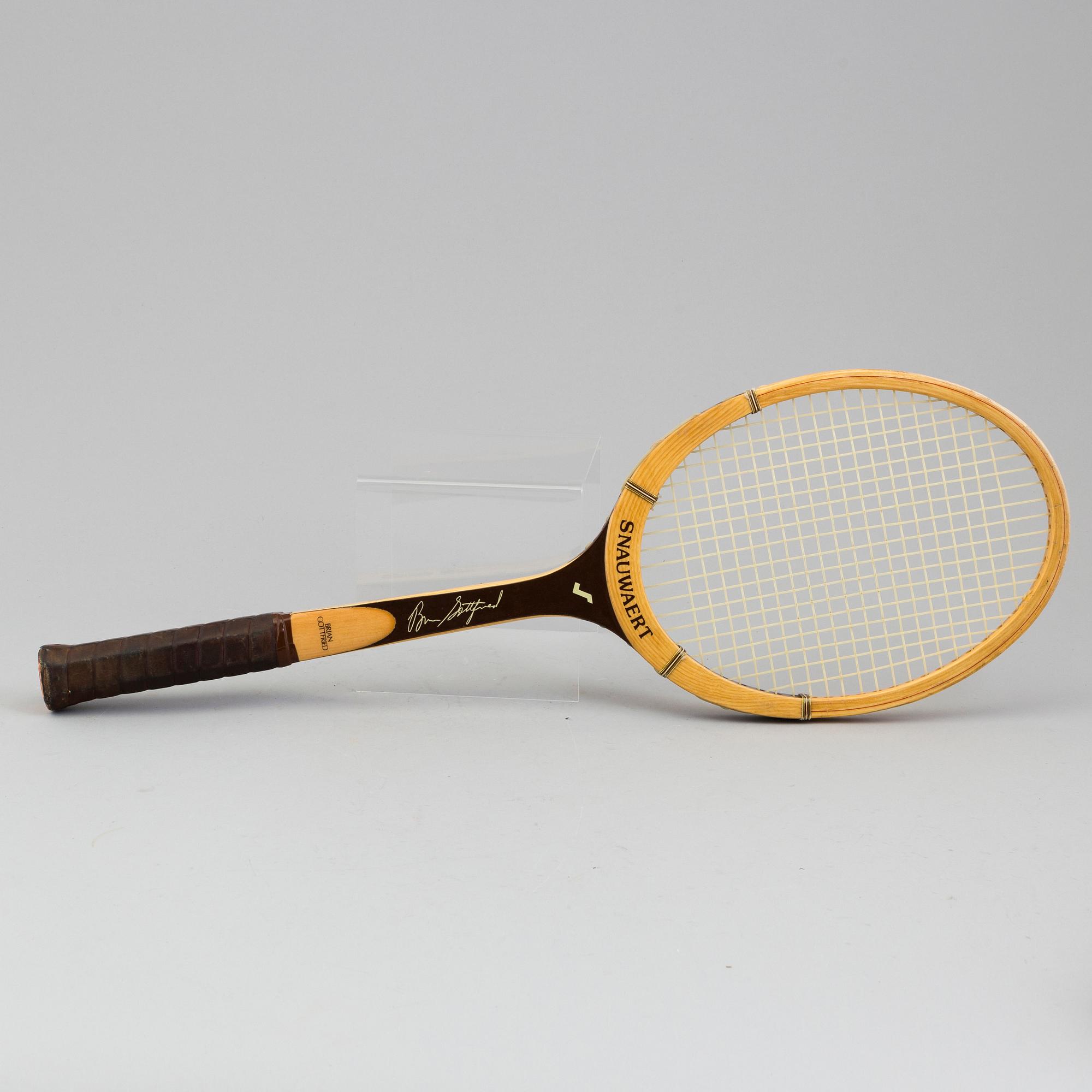 All white ash vulcan fibre laminated shaft and bow tennis racket. Brian Gottfried, Snauwaert, nr 5 370 325.