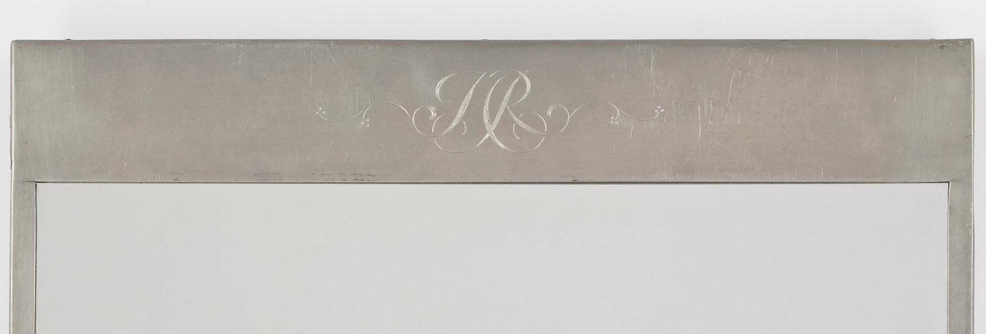 SPEGEL SAMT ETT PAR LJUSPLÅTAR, tenn, Sverige, omkring 1900-talets mitt.