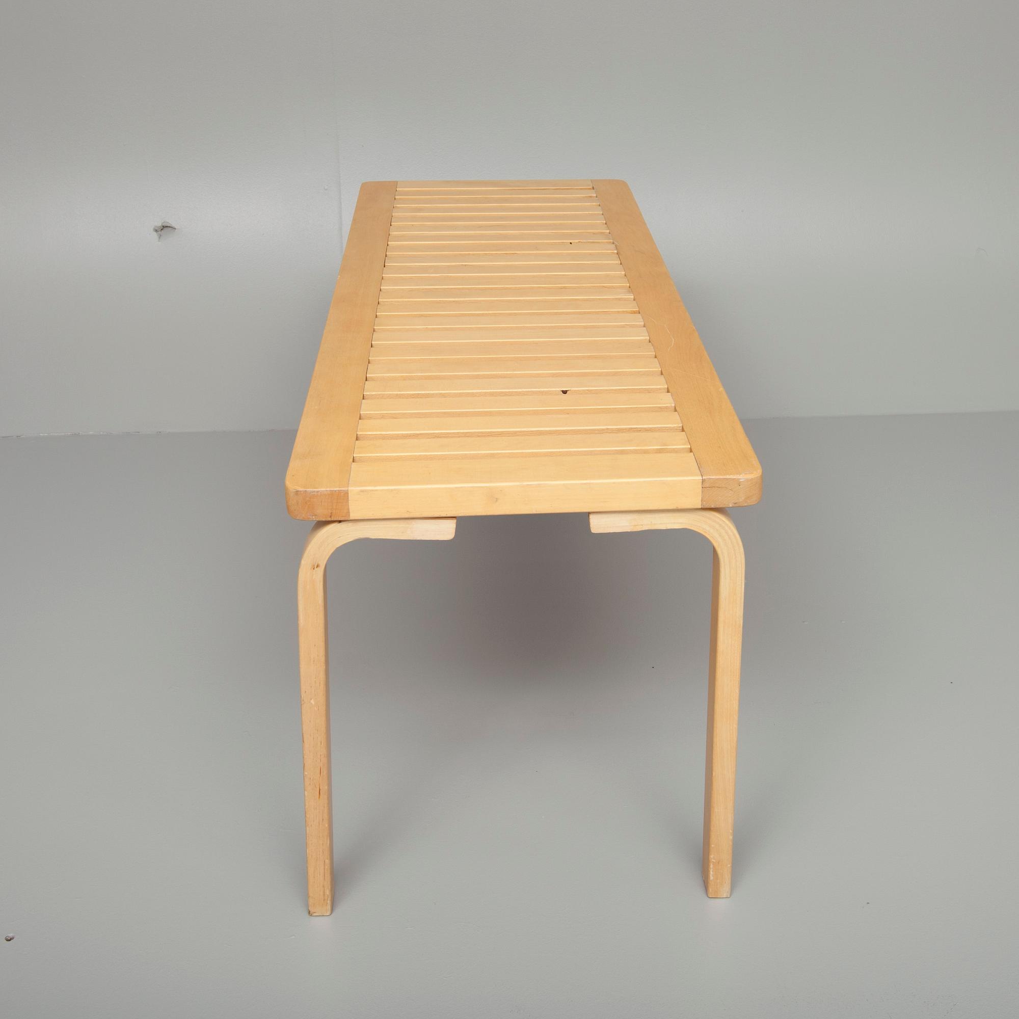 BÄNK, 153A, Alvar Aalto, Artek. Modellen formgiven 1945.