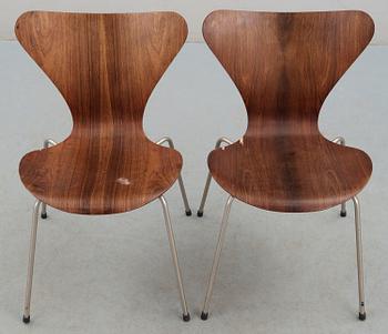 STOLAR, ett par, "Sjuan" Arne Jacobsen, Fritz Hansen, 1900-talets andra hälft.