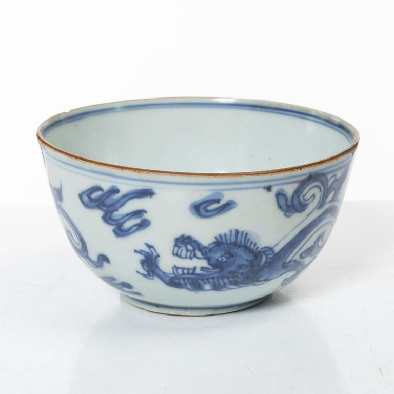 A Chinese blue and white kui dragon bowl, Ming dynasty, 17th century.