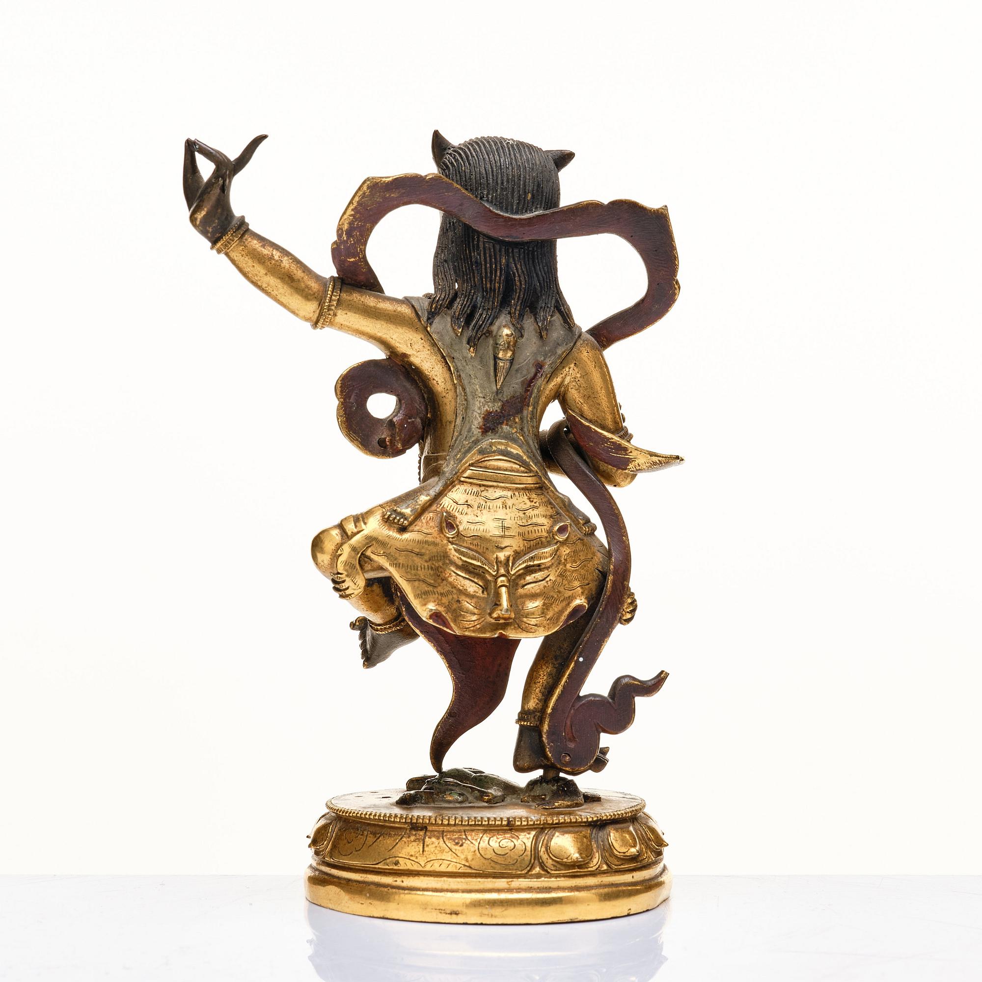 BJÖRNHÖVDAD DAKINI, patinerad kopparlegering. Tibetokinesisk, sent 1700-tal/omkring 1800.