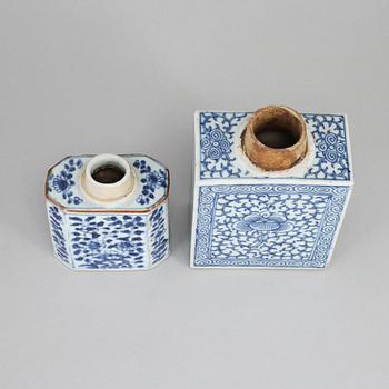 Two blue and white tea caddies, one Qingdynasty, Kangxi (1662-1722), the other late Qingdynasty, circa 1900.