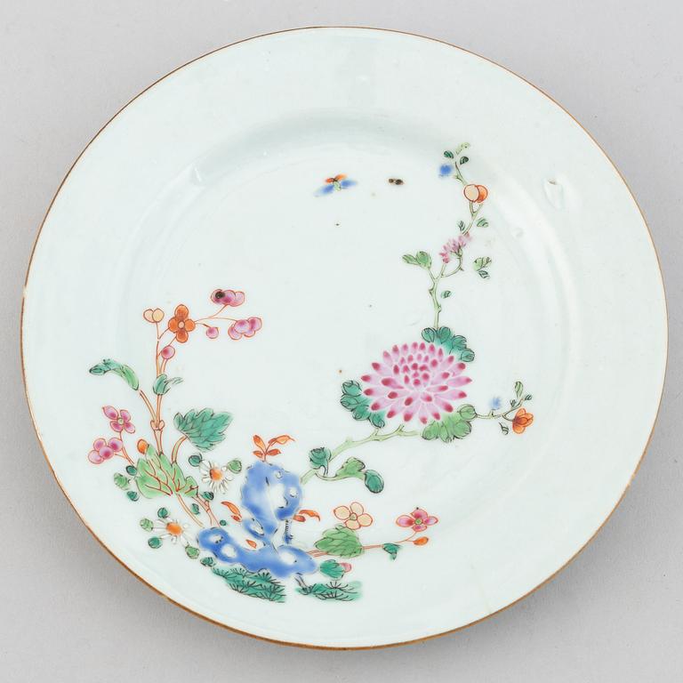 Assietter, 12 stycken, olika, kompaniporslin. Qing dynastin, Qianlong (1736-95).