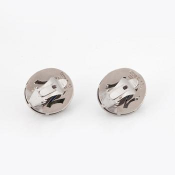 ÖRHÄNGEN med cabochonslipade safirer samt briljantslipade diamanter.