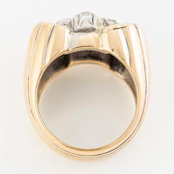 Ring, cocktailring, 18K guld med briljantslipade diamanter, 1950-tal.