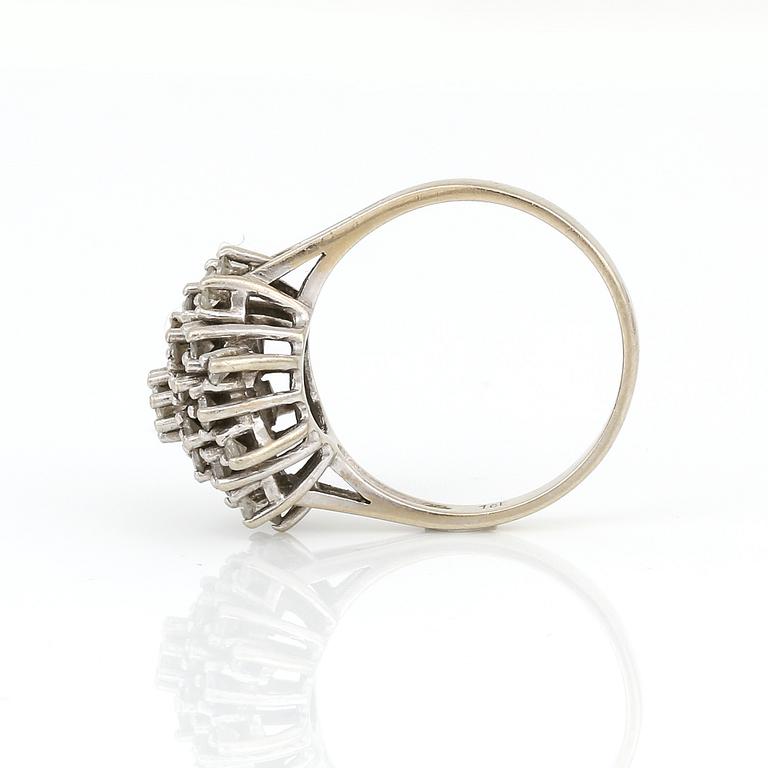 RING, 14K vitguld med briljant och åttkantslipade diamanter, totalt ca 1ct enligt gravyr. Vikt ca 5g.