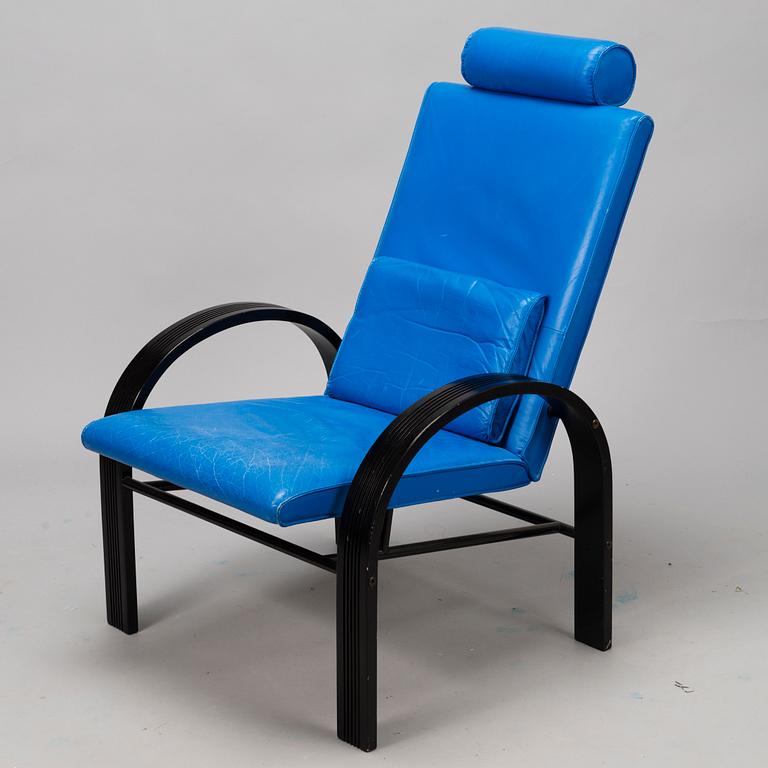 A 1980s lounge chair.