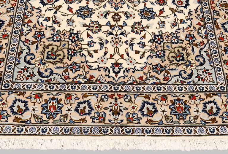 A Kashan carpet, ca 250 x 150 cm.