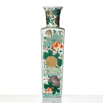 Vas, porslin. Qingdynastin, 1800-tal.
